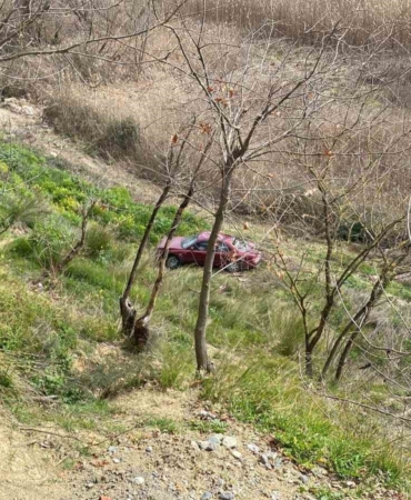Frenine bakmak için indi, aracı gözlerinin önünde şarampole yuvarlandı