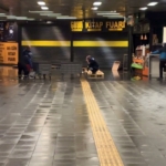 Mecidiyeköy metro alt geçidini su bastı, görevliler suyu kovalarla tahliye etmeye çalıştı