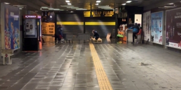 Mecidiyeköy metro alt geçidini su bastı, görevliler suyu kovalarla tahliye etmeye çalıştı