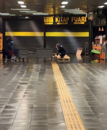 Mecidiyeköy metro alt geçidini su bastı, görevliler suyu kovalarla tahliye etmeye çalıştı