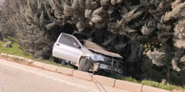 Bursa’da kontrolden çıkan otomobil ağaçlık alana uçtu, 1 yaralandı