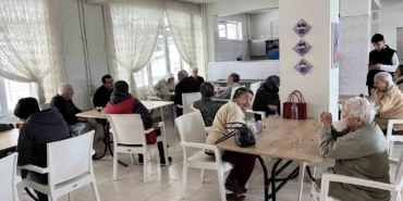 Burhaniye’ de Halk İnisiyatifinden huzurevi ziyareti