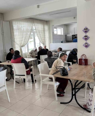 Burhaniye’ de Halk İnisiyatifinden huzurevi ziyareti