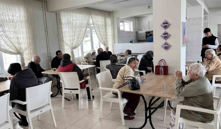 Burhaniye’ de Halk İnisiyatifinden huzurevi ziyareti