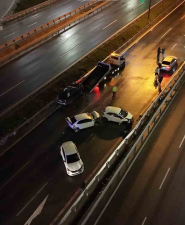 Ataşehir’de zincirleme kaza: Yardım için duran araçlar da kazaya karıştı, 3 yaralı