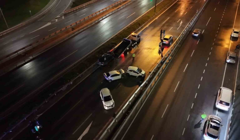 Ataşehir’de zincirleme kaza: Yardım için duran araçlar da kazaya karıştı, 3 yaralı