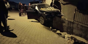 Ataşehir’de kontrolden çıkan otomobil, yıktığı istinat duvarında asılı kaldı