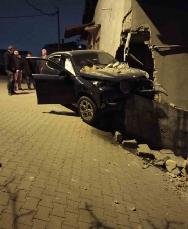 Ataşehir’de kontrolden çıkan otomobil, yıktığı istinat duvarında asılı kaldı