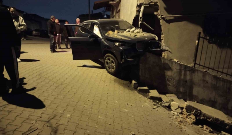 Ataşehir’de kontrolden çıkan otomobil, yıktığı istinat duvarında asılı kaldı