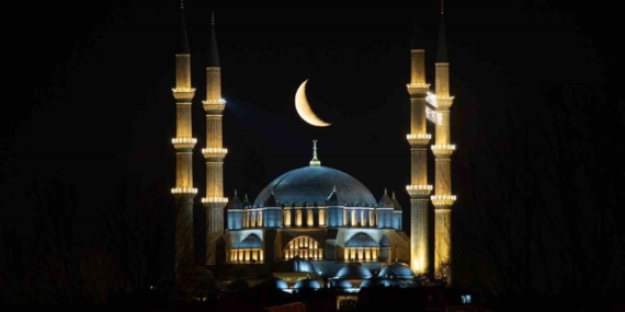 Selimiye’nin üzerinde hilal büyüledi