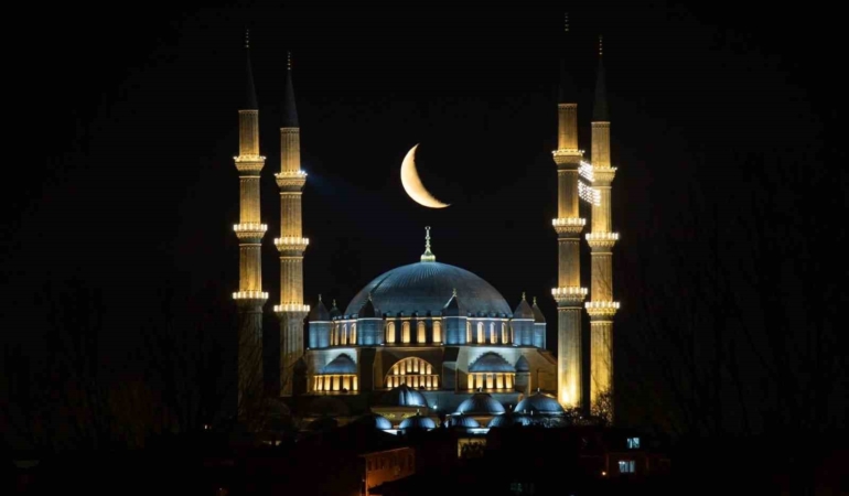 Selimiye’nin üzerinde hilal büyüledi