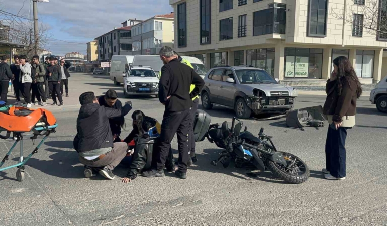Tekirdağ’da otomobil ile motosikletin kaza anı kamerada