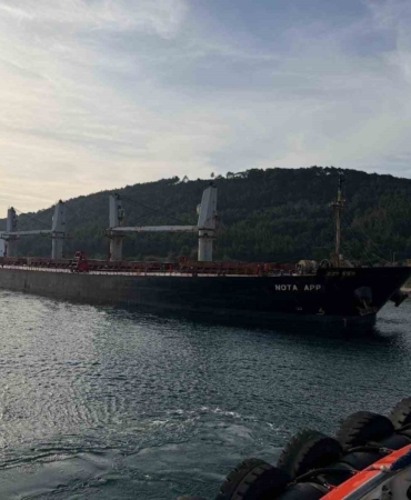 Çanakkale Boğazı’nda karaya oturan gemi için kurtarma çalışması başladı, boğaz trafiğe kapandı