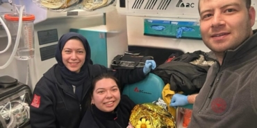 Dünyaya gözlerini ambulansta açtı