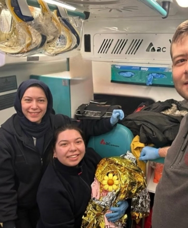 Dünyaya gözlerini ambulansta açtı