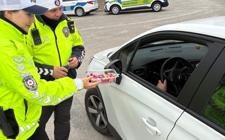 Edirne’de şekerli ve kolonyalı trafik uygulaması