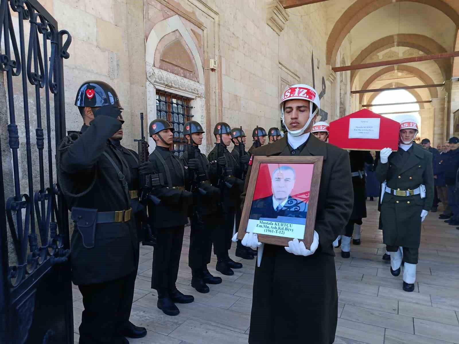 Edirne’de vefat eden emekli astsubay askeri törenle son yolculuğuna uğurlandı