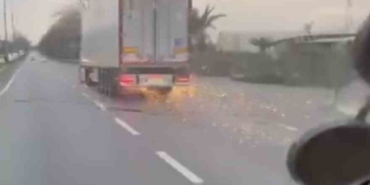 Bursa’da korku dolu anlar, direği deviren TIR olay yerinden kaçtı