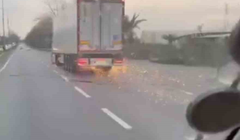 Bursa’da korku dolu anlar, direği deviren TIR olay yerinden kaçtı