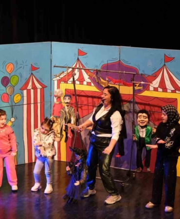 Yıldırımlı çocuklara kukla gösterisi