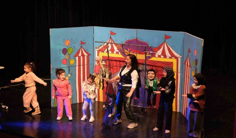 Yıldırımlı çocuklara kukla gösterisi