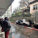 Kağıthane’de bahçe duvarı aracın üzerine devrildi