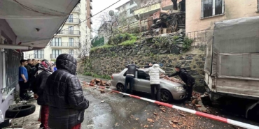Kağıthane’de bahçe duvarı aracın üzerine devrildi
