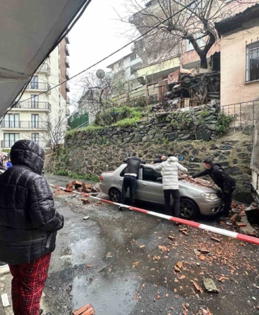 Kağıthane’de bahçe duvarı aracın üzerine devrildi