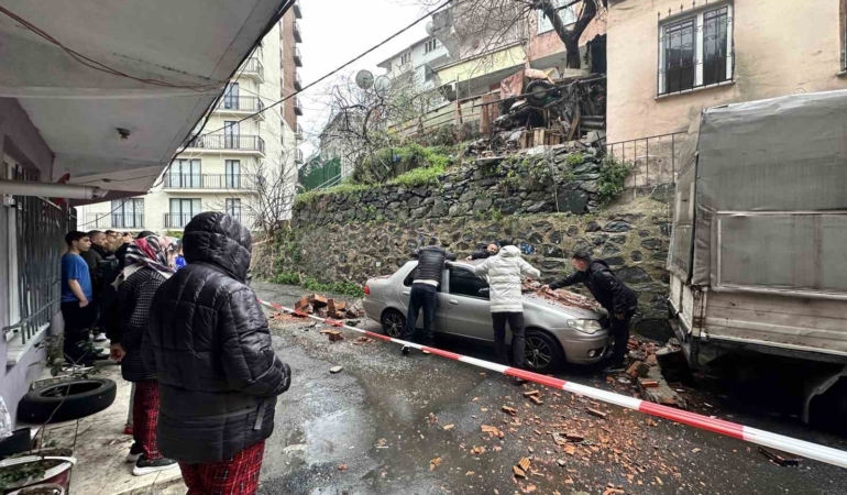 Kağıthane’de bahçe duvarı aracın üzerine devrildi