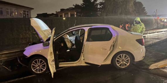 Eyüpsultan’da bir araç bariyerlere girdi: 3 kişi yaralandı