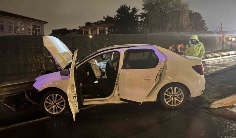 Eyüpsultan’da bir araç bariyerlere girdi: 3 kişi yaralandı