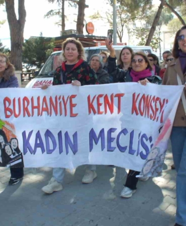 Burhaniye’de sazlı sözlü Kadınlar Günü kutlaması