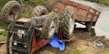 Toprak yolda devrilen traktörün altında kalan sürücü hayatını kaybetti