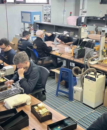 Talebe yetişmek için gece gündüz böyle altın üretiyorlar