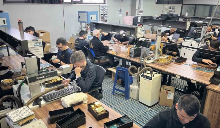 Talebe yetişmek için gece gündüz böyle altın üretiyorlar