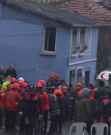 Fatih’te iki binanın çöktüğü mahallenin sakinleri konuştu: "Patlamayı duyduk, bomba zannettim"