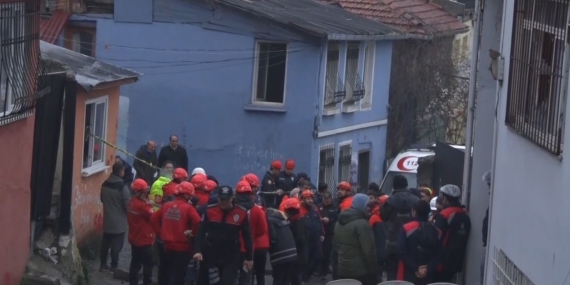 Fatih’te iki binanın çöktüğü mahallenin sakinleri konuştu: "Patlamayı duyduk, bomba zannettim"