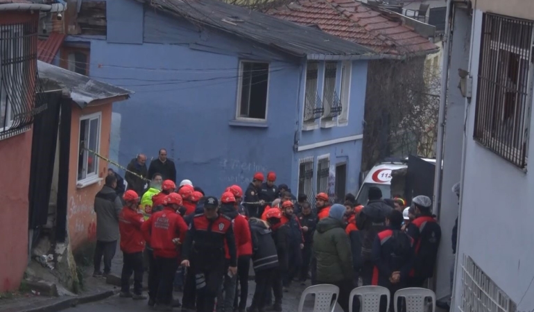 Fatih’te iki binanın çöktüğü mahallenin sakinleri konuştu: "Patlamayı duyduk, bomba zannettim"