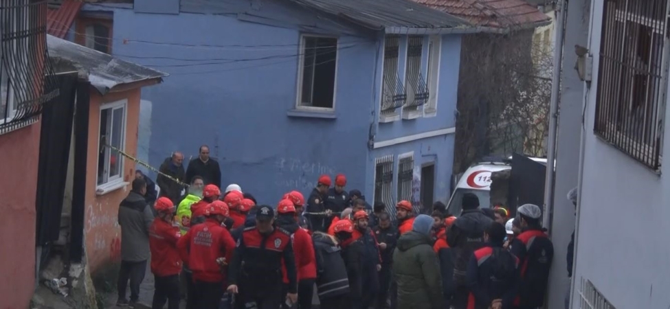 Fatih’te iki binanın çöktüğü mahallenin sakinleri konuştu: "Patlamayı duyduk, bomba zannettim"