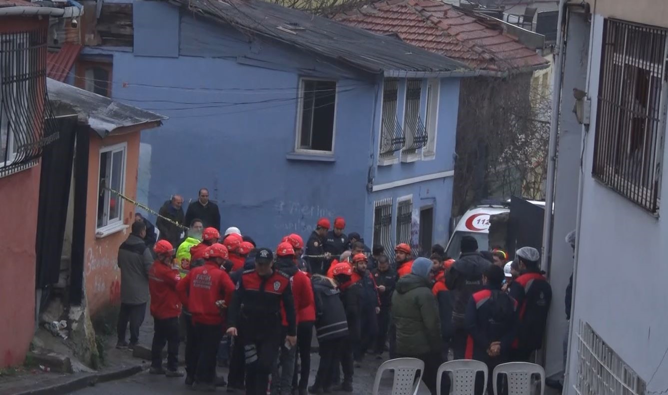 Fatih’te iki binanın çöktüğü mahallenin sakinleri konuştu: "Patlamayı duyduk, bomba zannettim"