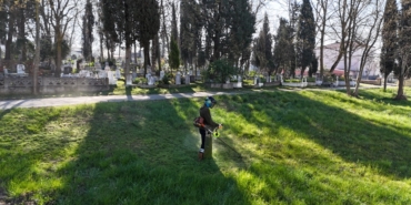 Kartepe’de bayram öncesi mezarlıklarda temizlik çalışması