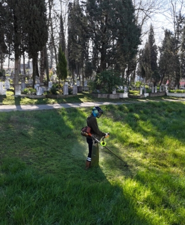 Kartepe’de bayram öncesi mezarlıklarda temizlik çalışması