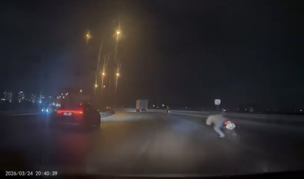 Bursa’da motosiklet kazası kamerada : Sürücü yola böyle savruldu