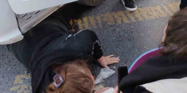 Küçükçekmece’de tırın çarptığı kadın yaralandı: Kaza anı kamerada