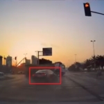 Kartal’daki kaza anları kamerada: Kırmızı ışıkta geçen araç durağa böyle daldı