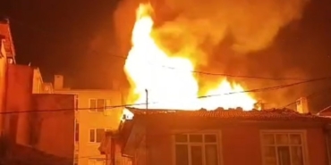 Bursa’da metruk binanın çatı katı alevlere teslim oldu