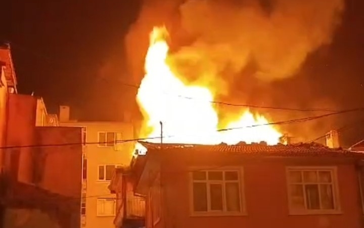 Bursa’da metruk binanın çatı katı alevlere teslim oldu