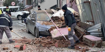 Beşiktaş’ta metruk bina park halindeki aracın üzerine çöktü
