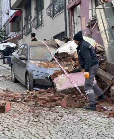 Beşiktaş’ta metruk bina park halindeki aracın üzerine çöktü