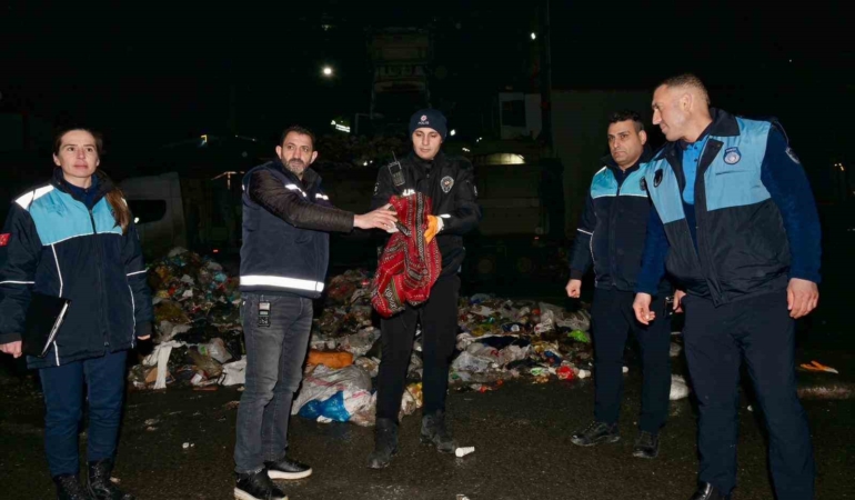 Esenyurt’ta çöpten servet çıktı: 1 milyon 200 bin TL’lik altın sahibine teslim edildi